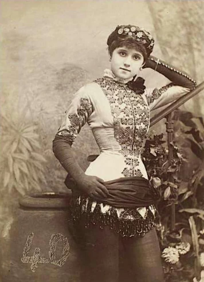 1880s saloon girl